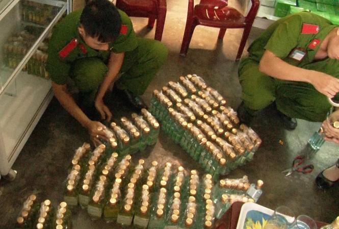 Phát hiện hơn 1.000 chai dầu tràm làm từ dầu… chổi Hơn chai dầu tại cơ sở Phước Quy bị tạm giữ do nghi vấn không đảm bảo tiêu chuẩn chất lượng như đã công bố.