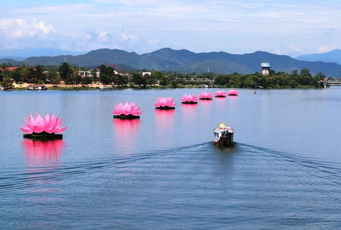 Muôn sắc màu bình an mùa Phật đản xứ Huế Muôn sắc màu bình an mùa Phật đản xứ Huế