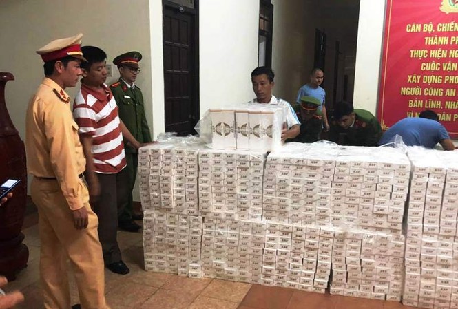 Phát hiện một lượng 'khủng' thuốc lá lậu trên xe đầu kéo 1.500 gói thuốc lá Jet nhập lậu đã bị Công an thành phố Huế tạm giữ