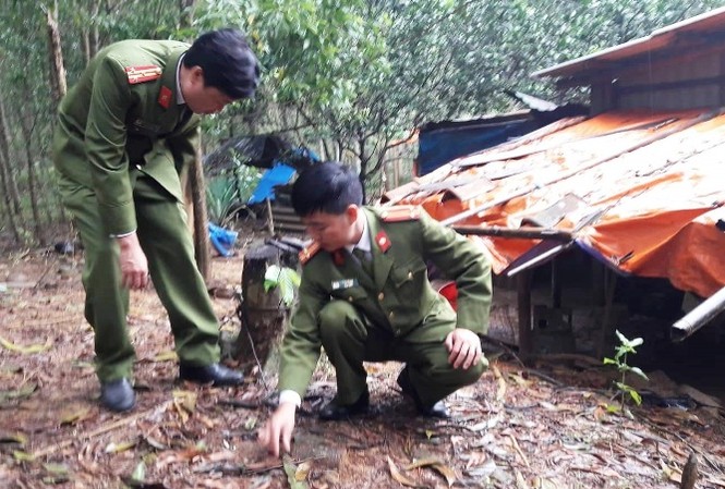 Phát hiện cả 'kho' bom, đạn trong vườn nhà dân Lực lượng chức năng kiểm tra "khu vườn bom đạn" tại xã Bình Điền, thị xã Hương Trà, TT-Huế