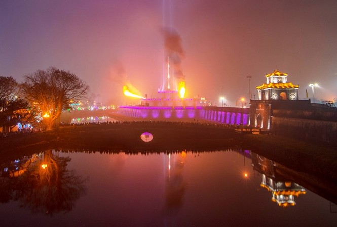 Huế tiễn năm cũ, đón năm mới bằng 21 phát đại bác phun lửa Thần công khai hỏa trên Kỳ đài Huế. Ảnh: Đình Huy
