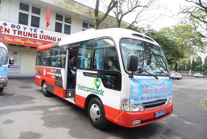 'Chuyến xe yêu thương' đưa người nhà, bệnh nhân nghèo về quê ăn Tết Những chuyến xe yêu thương sẵn sàng "xuất bến" tại Bệnh viện T.Ư Huế để đưa đón miễn phí bệnh nhân, người nhà có hoàn cảnh khó khăn về quê đón tết an toàn, tiết kiệm, đoàn viên