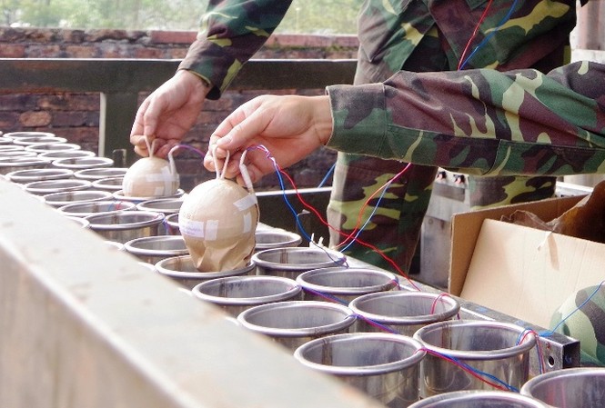 Dàn pháo hoa 1.500 quả sẵn sàng ‘khai hỏa’ đêm giao thừa tại Huế Cận cảnh dàn súng chuyên dụng và pháo chuẩn bị "khai hỏa" trong đêm bắn pháo hoa mừng năm mới Kỷ Hợi 2019