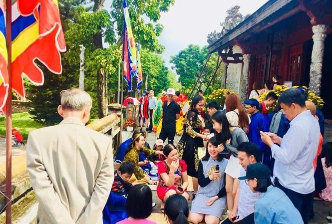 Trên những nẻo đường Xuân xứ Huế Du khách vào Đại nội Huế trẩy hội vui Xuân