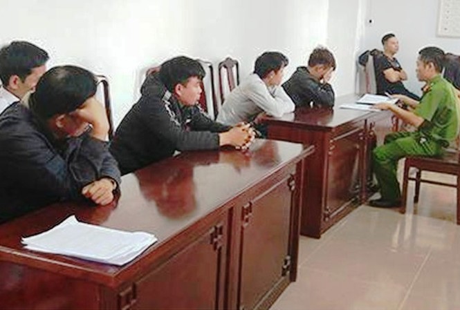 Bắt nhiều con bạc liên tỉnh sát phạt giữa rừng tràm lúc rạng sáng Lấy lời khai 11 con bạc tham gia sát phạt giữa rừng tràm vắng vẻ lúc rạng sáng