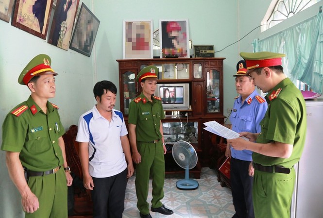 Khởi tố hiệu trưởng lừa tiền nhiều người rồi 'bỗng dưng mất tích' Đọc lệnh khởi tố, bắt tạm giam Nguyễn Xuân Hợp