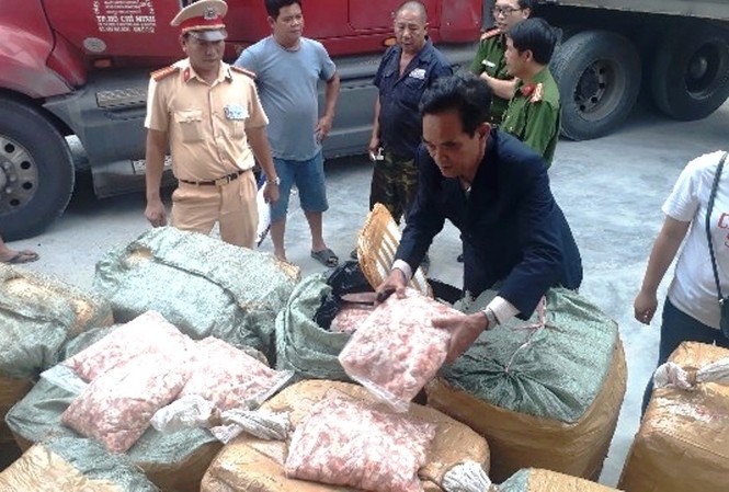 Thu giữ 1,5 tấn sụn gà “bẩn” trên xe khách chạy từ Lào về Lực lượng CSGT, Cảnh sát Môi trường và Thú y TT-Huế phối hợp kiểm tra, xử lý lô hàng 1,5 tấn sụn gà không rõ nguồn gốc xuất xứ (ảnh A.Fong)