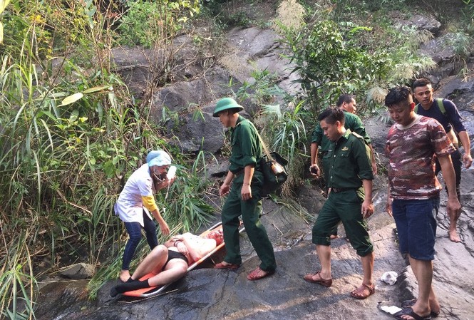Du khách Anh tắm suối trượt chân đập đầu vào đá Cấp cứu du khách người Anh trượt ngã trong lúc tắm suối núi Hải Vân tại TT-Huế