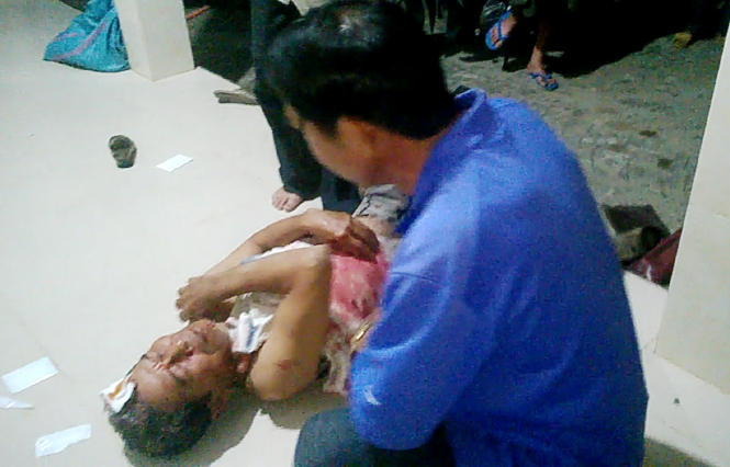 Cản 'cát tặc', người dân bị đuổi chém trọng thương Nạn nhân Niệm bị "cát tặc" hung hãn tấn công vào đầu, người bê bết máu, phái nhập viện cấp cứu (ảnh do người dân cung cấp)