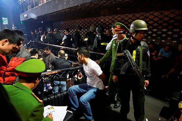 Phạt hơn 100 triệu đồng, tịch thu trên 2.000 chai bia nhập lậu tại bar Vegas Công an trấn áp tội phạm ma túy tại quán bar Vegas (Huế) hồi tháng 1/2019