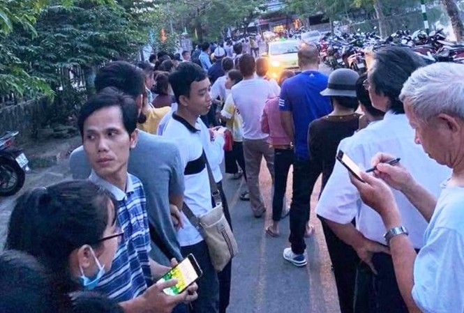 Huế “vỡ trận” đăng ký tiêm vaccine cho trẻ Lòng đường Phan Đình Phùng, Huế, đông nghẹt người chờ lấy phiếu đăng ký tiêm vaccine (ảnh FB)