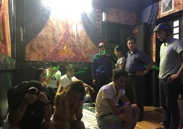 Gần 20 nam thanh nữ tú phê ma túy trong nhà nghỉ Các nam thanh nữ tú thuê nhà nghỉ "đập đá" bị công an bắt quả tang (ảnh Phong Anh)