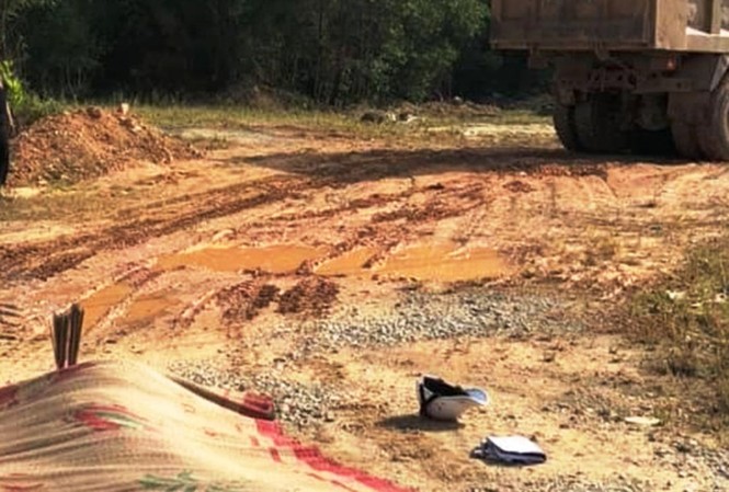 Xe tải kéo lê xe máy trong gầm khiến 2 người thương vong Hiện trường vụ tai nạn giao thông thương tâm