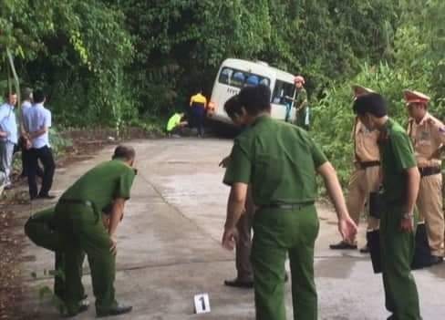 Tin mới nhất về đoàn du khách nước ngoài gặp nạn khi tham quan núi Bạch Mã Công an xử lý hiện trường vụ tai nạn