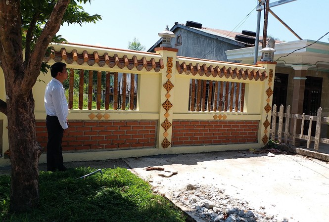 'Đại gia' Huế chiếm đất tiếp tục bít đường giao thông, 'cấm cửa' đoàn kiểm tra Bức tường do ông Lê Ngọc Thiện xây dựng trái phép bít lối vào vốn là đất công do nhà nước quản lý