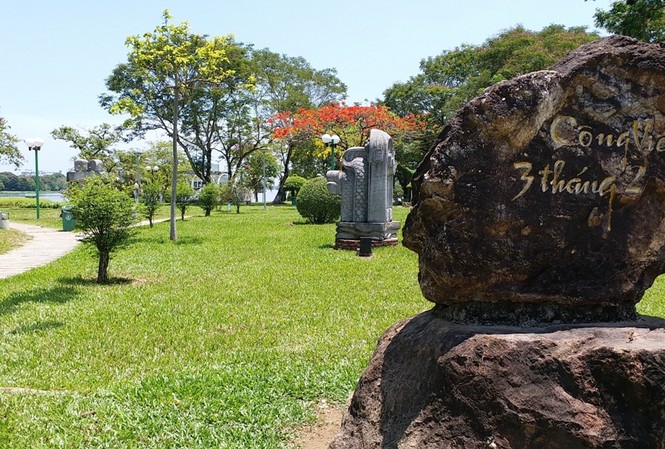 Huế thống nhất vị trí chi tiết dựng tượng 'Người đàn ông cúi chào' Bức tượng "Người đàn ông cúi chào" được thống nhất dựng đặt tại khu vực gần lối vào của Công viên 3/2, thuộc vườn tượng điêu khắc quốc tế hiện tại.