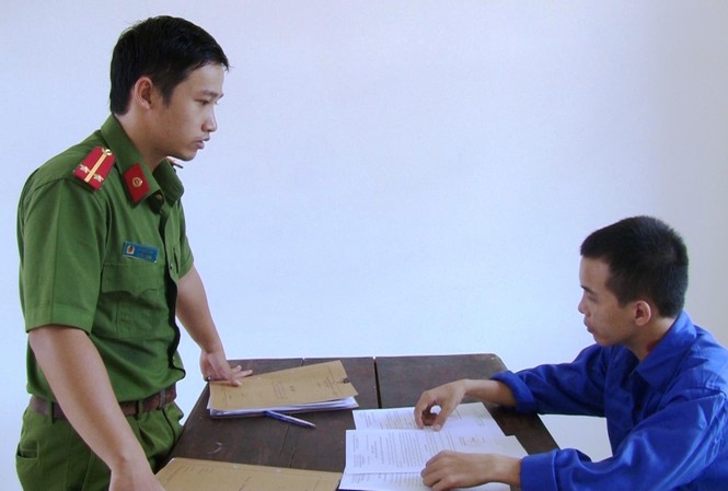 Gạ mời tham gia bán dâm giá cao rồi lừa tình, đoạt tiền Nghi phạm lừa tình, đoạt tiền Võ Trọng Nghĩa (bìa phải)