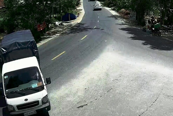 Lái ô tô từ thành phố về xã trộm… 100 bó củi Hình ảnh chiếc xe tải do Trường điều khiển từ thành phố Huế về Hương Thọ để trộm củi