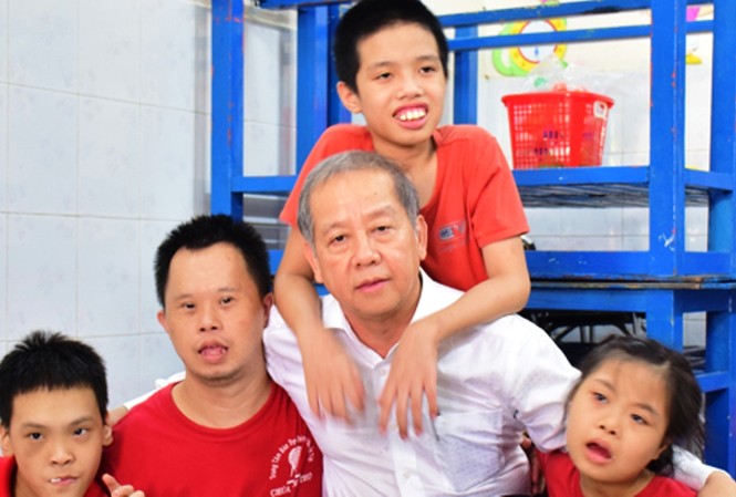 Chủ tịch tỉnh cõng trẻ khuyết tật vui Tết Trung thu Chủ tịch UBND tỉnh Thừa Thiên Huế vui Trung thu cùng trẻ em khuyết tật tại thành phố Huế