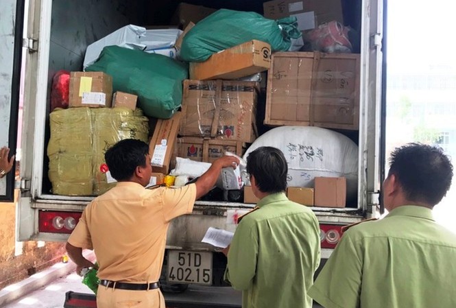 Vụ 2 xe ‘chuyển phát nhanh thư báo’ chở hàng lậu: Quản lý thị trường nói gì? Lực lượng CSGT và QLTT tại TT-Huế phối hợp kiểm tra xe chuyển phát nhanh thư báo chở hàng hóa không rõ nguồn gốc xuất xứ