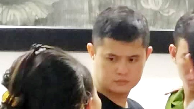 Bác sĩ nghi hiếp dâm đồng nghiệp từng cầm dao rượt đuổi người nhà bệnh nhân Bác sĩ Lê Quang Huy Phương đã bị công an bắt tạm giam