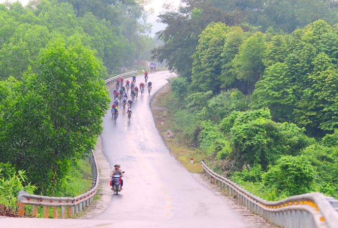 Cua rơ người Thái gặp nạn tại đường đua Coup de Huế đã qua đời Đường đua Coup de Huế 2019 với lộ trình Huế - A Lưới và ngược lại có sự tham gia của VĐV Lersak Inchai (ảnh Võ Nhân)