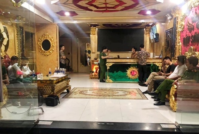 25 nam nữ thanh niên chơi ma túy xuyên đêm trong tiệm karaoke Tiệm karaoke Dậy Sóng 2 (phường An Cựu, Huế) hoạt động quá giờ, bên trong có hàng chục khách hát "phê" ma túy vào rạng ráng 6/10