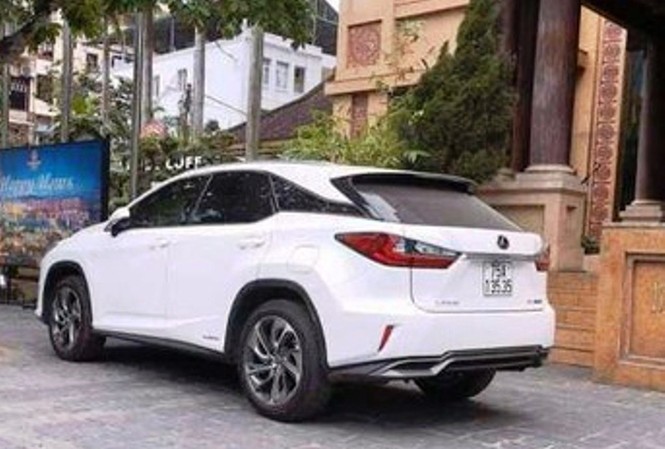 Lấy hụt biển số đẹp nhưng vẫn nhận giấy phạt nguội: Đình chỉ 2 công an Biển số "siêu đẹp" 75A - 135.35 thuộc về chiếc Lexus này của một DN tại Huế (ảnh Infonet)