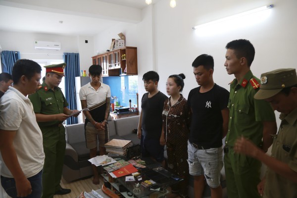 Triệt xoá 5 nhóm gồm 33 đối tượng tội phạm 'tín dụng đen' Đọc lệnh bắt tạm giam các đối tượng trong đường dây "tín dụng đen" tại Huế liên quan chuyên án 819V