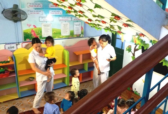 Tận thấy nơi cô giáo “kể khổ” với Chủ tịch tỉnh việc học dưới gầm cầu thang Cám cảnh trẻ 1 tuổi học dưới gầm cầu thang ở TT-Huế