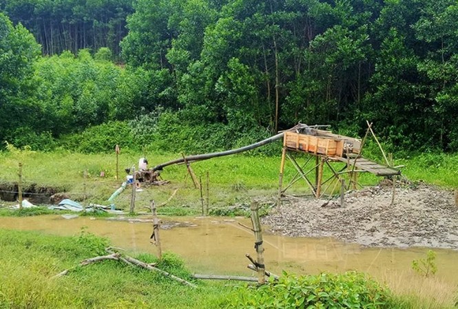 Vợ bị nước cuốn mất tích khi cùng chồng đi khai thác vàng Một phụ nữ bị nước cuốn trôi khi đang đi làm vàng. ảnh minh họa