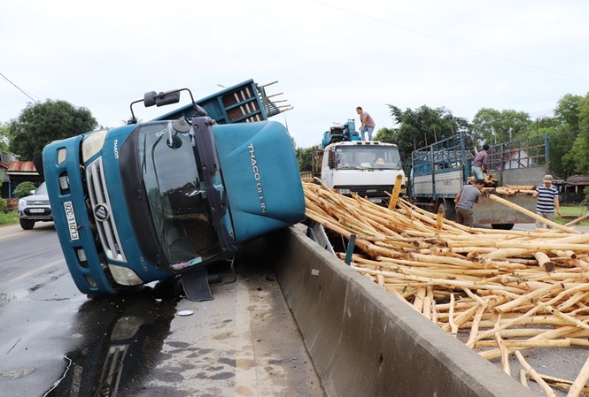 Xe tải chở keo lật ngang QL1A, hai người bị thương Xe tải chở keo lật ngang QL1A, hai người bị thương