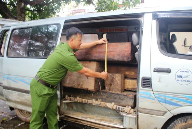 Tài xế bỏ lại ô tô chở gỗ lậu khi bị cảnh sát truy đuổi Chiếc xe được tháo dỡ hết các băng ghế để vận chuyển gỗ lậu