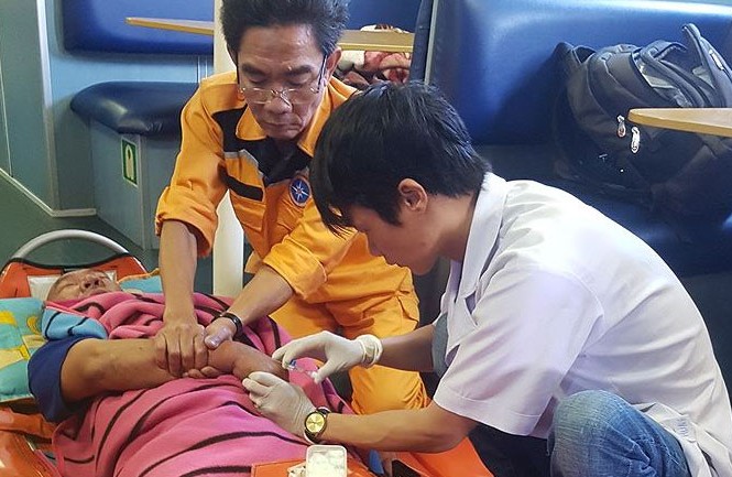 Cứu sống thuyền trưởng bị tai biến trên vùng biển Hoàng Sa Bác sỹ 115 chăm sóc y tế tích cực cho thuyền trưởng Tạo sau ca cấp cứu