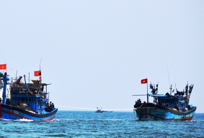 Cứu tàu cá cùng 52 ngư dân gặp nạn trên biển Hoàng Sa Cứu tàu cá cùng 52 ngư dân gặp nạn trên biển Hoàng Sa