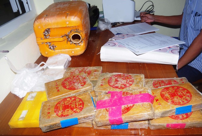 Khen thưởng người dân giao nộp heroin nhặt được trên bờ biển 25 bánh heroin người dân nhặt được ở bãi biển giao nộp lại cho Đồn biên phòng