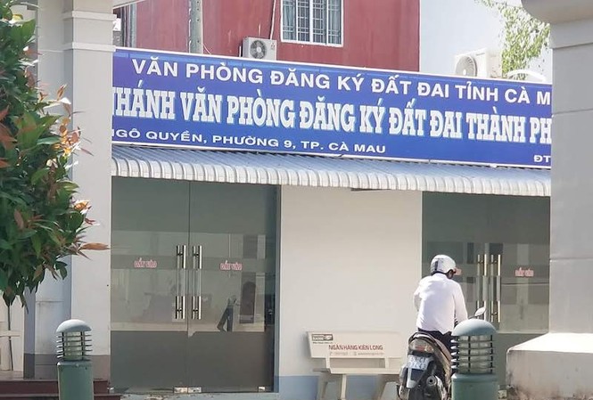 Khởi tố cán bộ đăng ký đất đai nhận hối lộ Chi nhánh văn phòng đăng ký đất đai tại thành phố Cà Mau