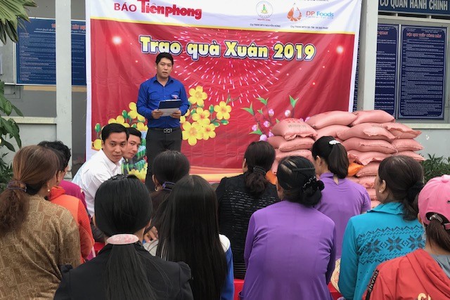Báo Tiền Phong trao quà tết vùng đất mũi Cà Mau Báo Tiền Phong trao quà tết vùng đất mũi Cà Mau