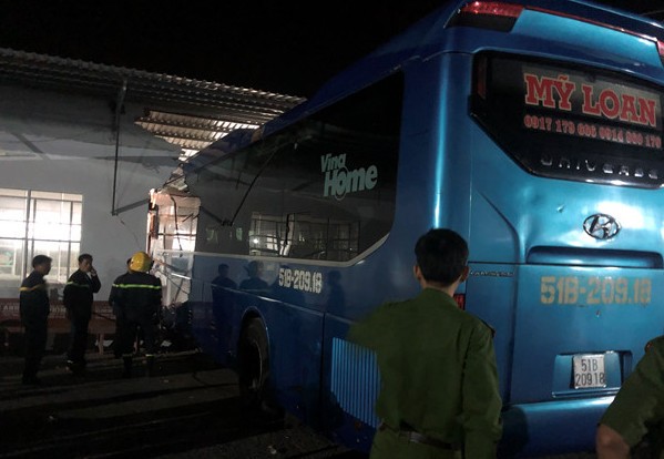 Khởi tố, tạm giam phụ xe lái ôtô tông 6 hành khách thương vong Chiếc xe gây tai nạn