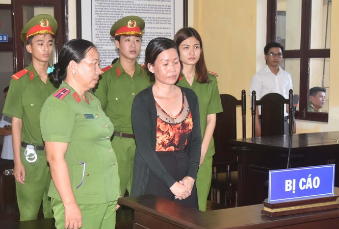 Nữ doanh nghiệp tự xưng 'nhà báo, luật sư' bị phạt 3 năm tù Bà Trần Thị Phương Mai mặc áo đen, nghe tuyên án