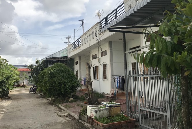 Người chứng kiến nói gì vụ trưởng phòng văn hóa bị đánh ghen 'nhầm'? Dãy nhà công vụ huyện Đầm Dơi xảy ra vụ đánh ghen hôm 12/5. Ảnh: Tiến Hưng