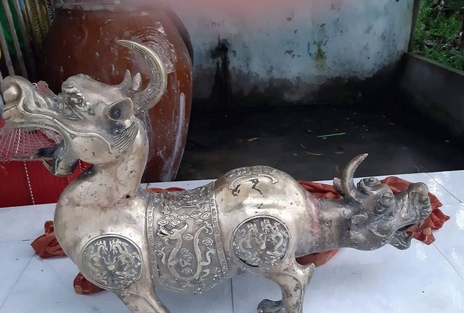 Mang 'quái thú 2 đầu' ở biển Cà Mau đi giám định tại... tiệm vàng Bức tượng có màu sắc nhợt nhạt, không còn ánh vàng đồng như những ảnh chụp lúc ban đầu mới được vớt lên.