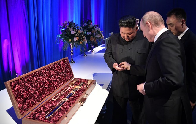 Thượng đỉnh Nga-Triều: Tổng thống Putin và Chủ tịch Kim tặng kiếm cho nhau Chủ tịch Kim tặng thanh kiếm và đồng xu cho Tổng thống Putin. Ảnh: Reuters