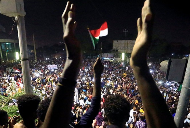 Phe đối lập Sudan, Hội đồng quân sự đồng ý thành lập hội đồng chung Người biểu tình Sudan bên ngoài Bộ Quốc phòng ở Khartoum. Ảnh: Reuters