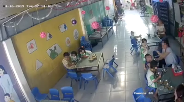 Đánh liên tiếp vào đầu bé trai, cô giáo nói...để chống nôn Cô giáo được cho là đánh vào đầu trẻ vì không nuốt kịp. (Ảnh cắt clip)