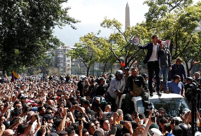 THẾ GIỚI 24H: Đảo chính diễn ra ở Venezuela Ông Guaido nói chuyện với người ủng hộ tại thủ đô Caracas sau khi rời khu vực gần căn cứ Carlota. Ảnh: REUTERS
Ông Guaido nói chuyện với người ủng hộ tại thủ đô Caracas sau khi rời khu vực gần căn cứ Carlota. Ảnh: REUTERS