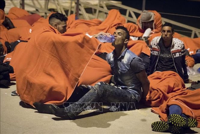 THẾ GIỚI 24H: Triệt phá đường dây đưa người từ châu Á sang Tây Ban Nha Người di cư Maroc được cứu ở ngoài khơi eo biển Gibraltar thuộc Tây Ban Nha. Ảnh tư liệu: AFP/TTXVN
