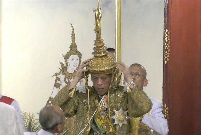 Quốc vương Thái Lan đăng quang với vương miện nặng 7,3kg Quôc vương đội chiếc vương miện nặng 7,3kg làm bằng vàng, gồm nhiều lớp và trên đỉnh đính viên kim cương từ Ấn Độ.