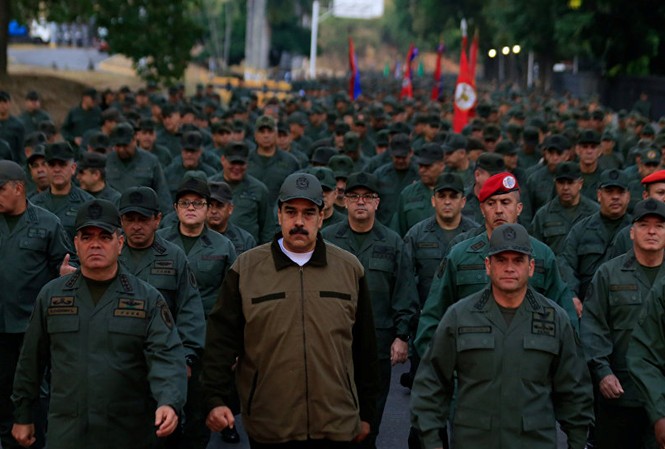 Tổng thống Venezuela trục xuất hàng chục sĩ quan khỏi quân đội Tổng thống Venezula Nicolas Maduro đi cùng Bộ trưởng Quốc phòng. Ảnh: Reuters
