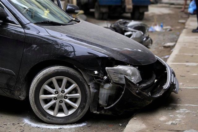 Nữ tài xế Camry lùi xe làm chết người tại Hà Nội là Đại tá công an Chiếc xe Toyota Camry do nữ tài xế điều khiển gây ra vụ tai nạn chết người sáng 10/5.